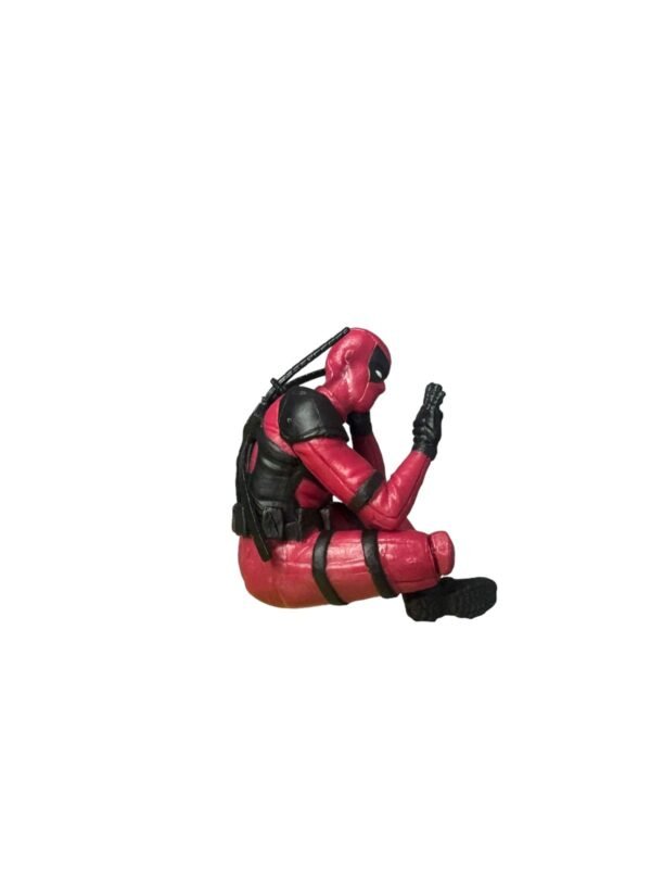 Mini Figura Deadpool Sentado 7cm - Imagen 2