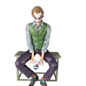 Figura Coleccionable Joker Sentado Sobre Mesa - 25cm