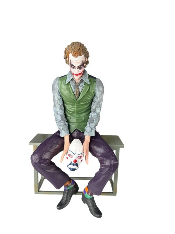 Figura Coleccionable Joker Sentado Sobre Mesa - 25cm