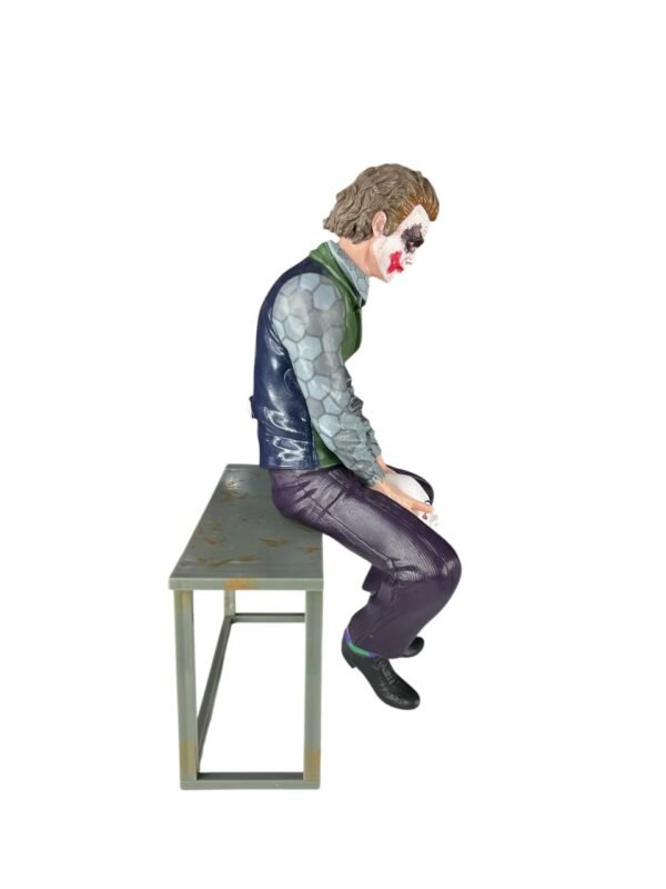 Figura Coleccionable Joker Sentado Sobre Mesa - 25cm - Imagen 2