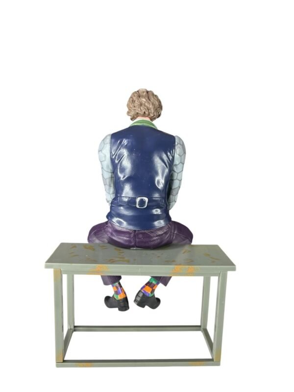 Figura Coleccionable Joker Sentado Sobre Mesa - 25cm - Imagen 3