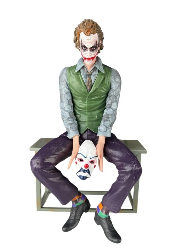 Figura Coleccionable Joker Sentado Sobre Mesa - 25cm - Imagen 5