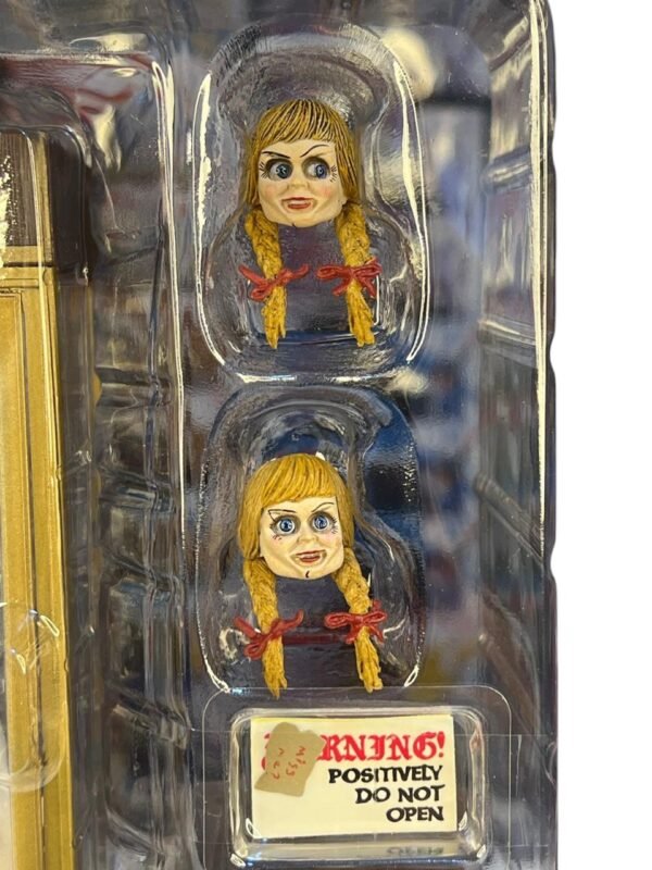 Figura Neca  Articulable  Annabelle Conjuro - Imagen 3