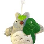 Peluche de totoro con hoja suave
