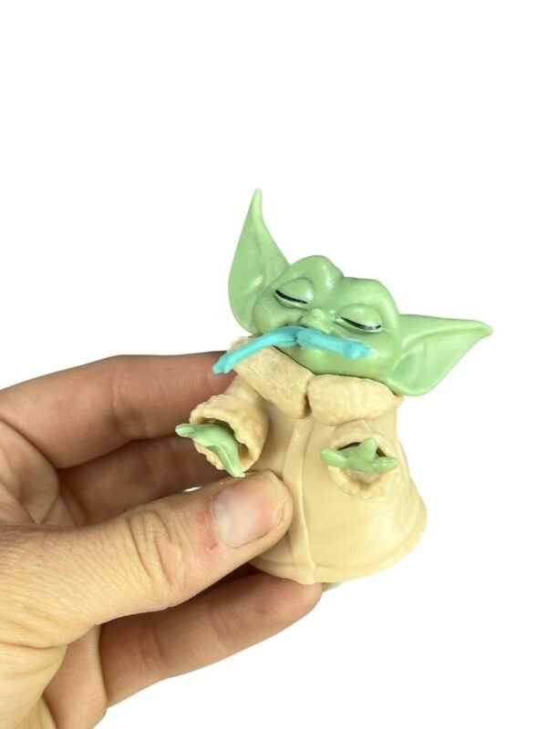 Mini Figura Baby Yoda Comiendo 5cm Star Wars - Imagen 2