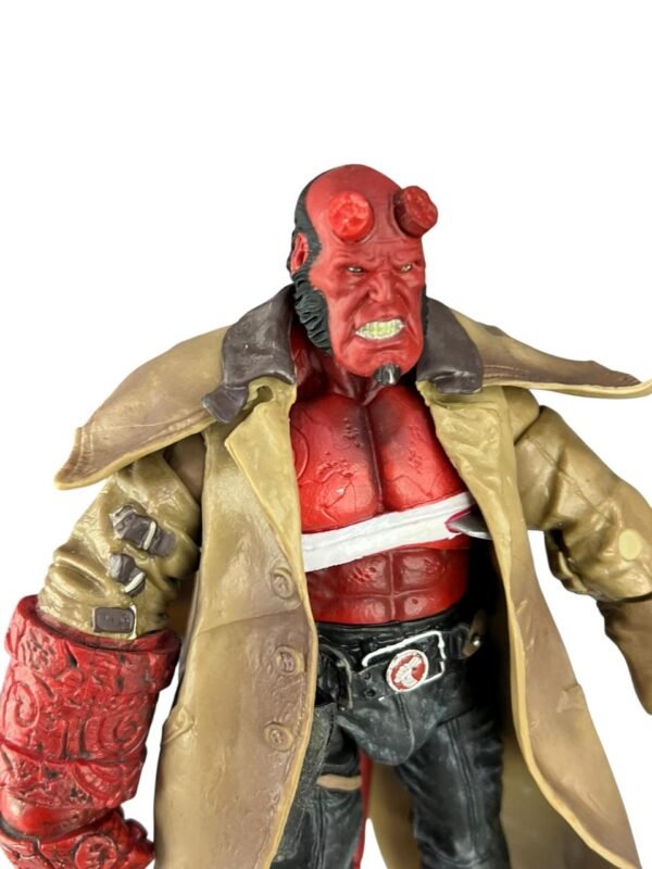 Figura Articulada Hellboy 2019 Sin Cuernos 20cm - Imagen 4