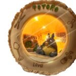 Lampara De Totoro En Un Tronco Comiendo