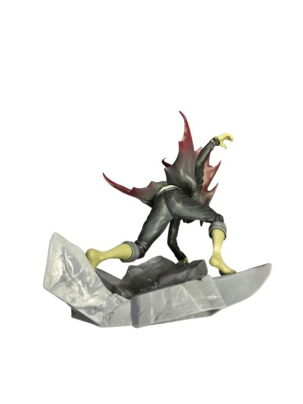 Figura Okarun Arrodillado Base Piedra 12cm Dandadan - Imagen 4
