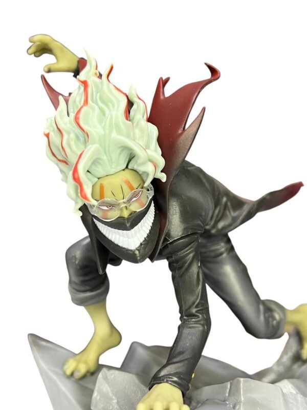 Figura Okarun Arrodillado Base Piedra 12cm Dandadan - Imagen 5